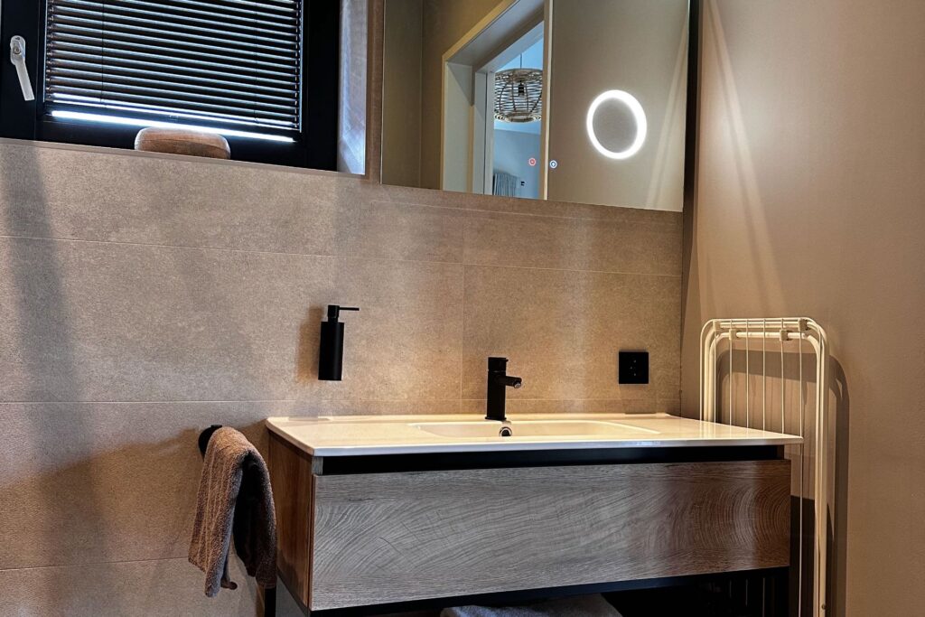 badkamer met lichtspiegel en wasbak