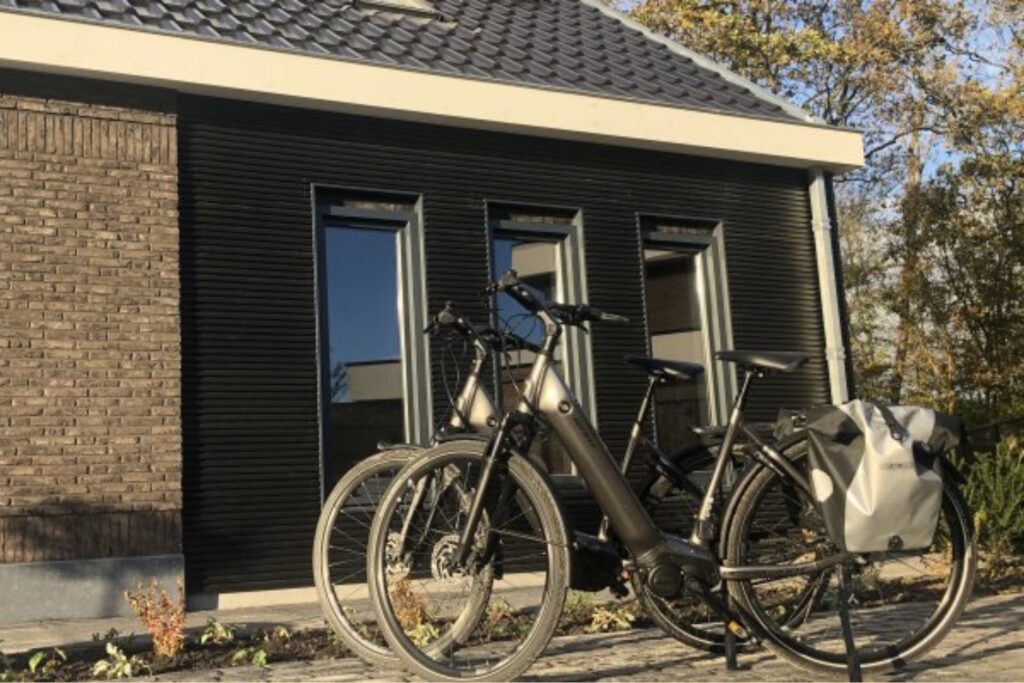 twee elektrische fietsen