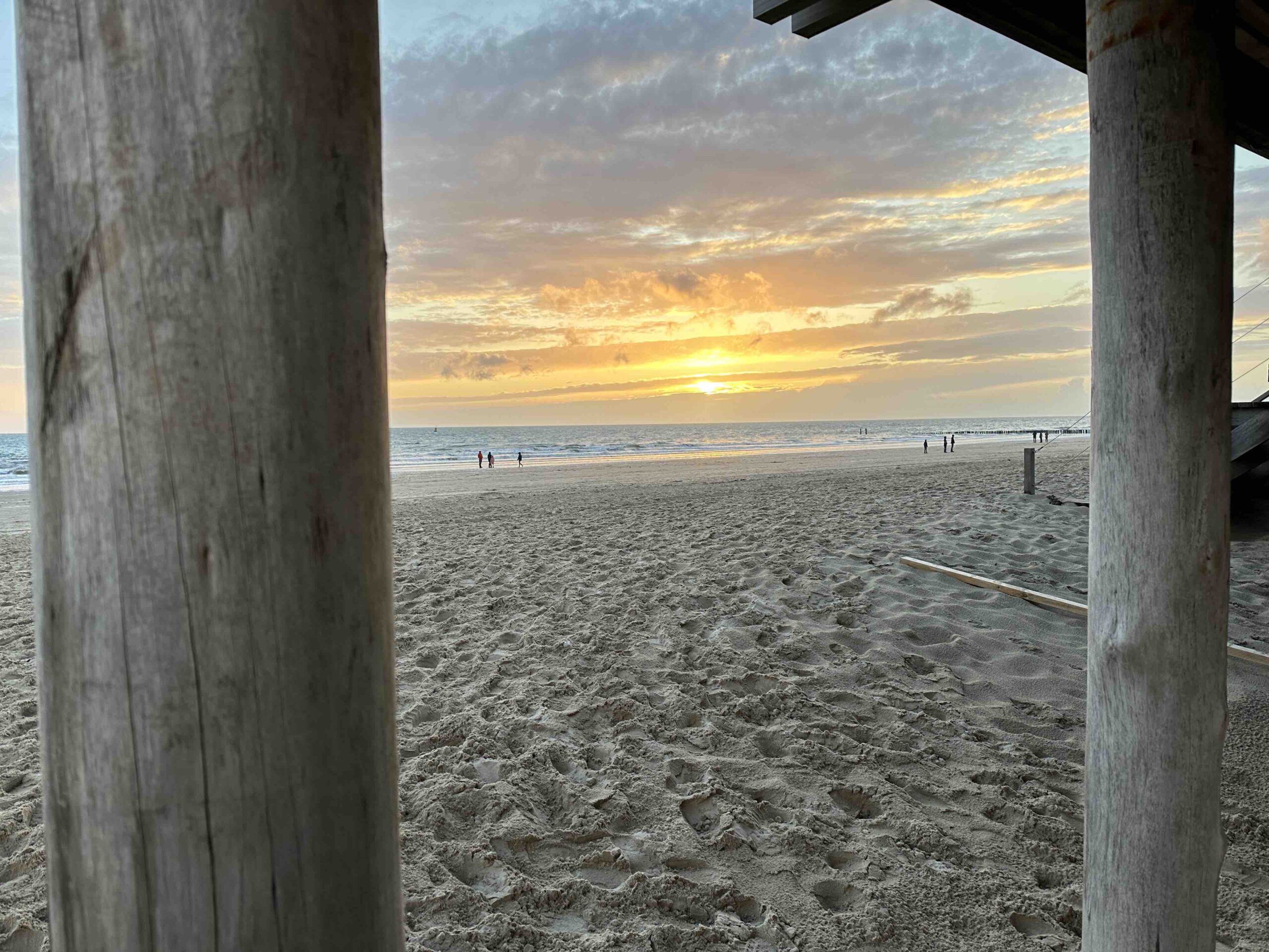 strand van Domburg met leuke strandtentjes